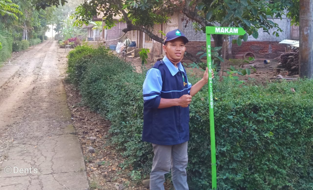 Permudah Akses, Mahasiswa KKN UIN Walisongo Pasang Papan Penunjuk Jalan