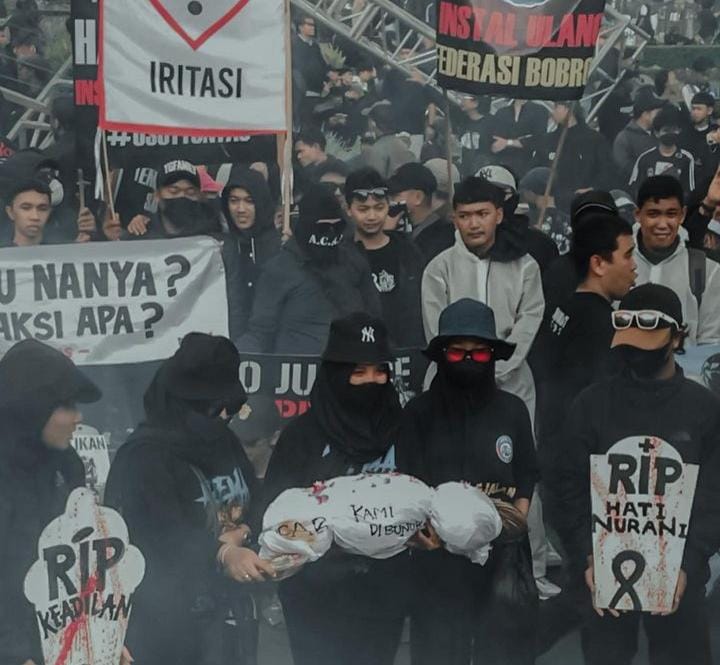 Turun Ke Jalan, Aremania Bawa 135 Foto Dan Keranda Mayat